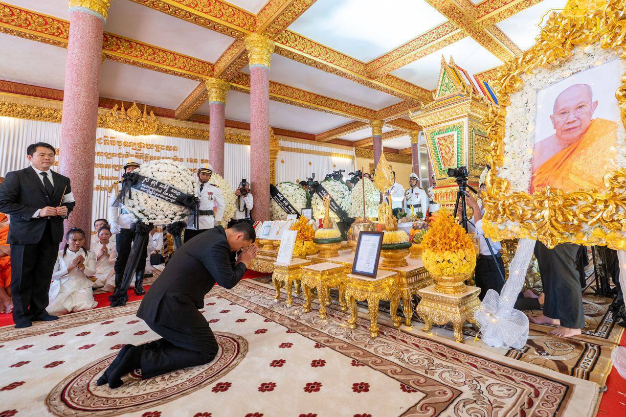 សម្តេចធិបតី ហ៊ុន ម៉ាណែត ដឹកនាំសមាជិករាជរដ្ឋាភិបាល គោរពព្រះវិញ្ញាណក្ខន្ធសម្តេចសង្ឃ ទេព វង្ស