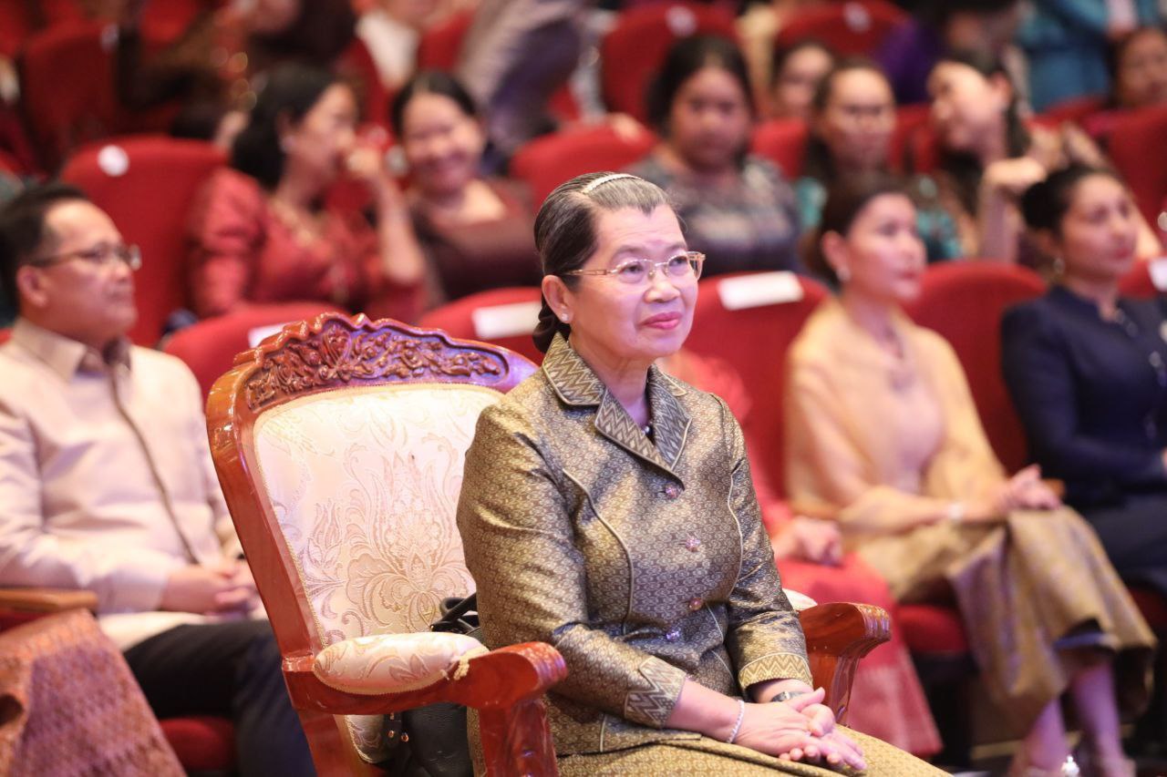 សម្តេច ម៉ែ ន សំអន ស្នើដល់គ្រប់សិល្បៈករ និងអ្នកច្នៃម៉ូតត្រូវពិនិត្យឱ្យបានល្អិតល្អន់ កុំតម្រូវខ្លាំងជ្រុលទៅតាមតម្រូវការទីផ្សារដែលនាំឱ្យប៉ះពាល់ដល់ទម្រង់ដើមនៃសម្លៀកបំពាក់ខ្មែរ