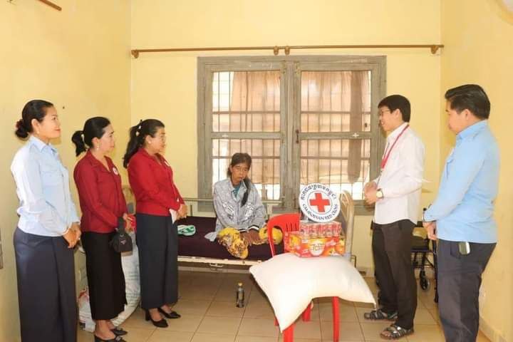 អ្នកជំងឺដែលមានជីវភាពខ្វះខាតម្នាក់បានទទួលអំណោយមនុស្សធម៌ពីសាខាកាកបាទក្រហមកម្ពុជាខេត្តរតនគិរី