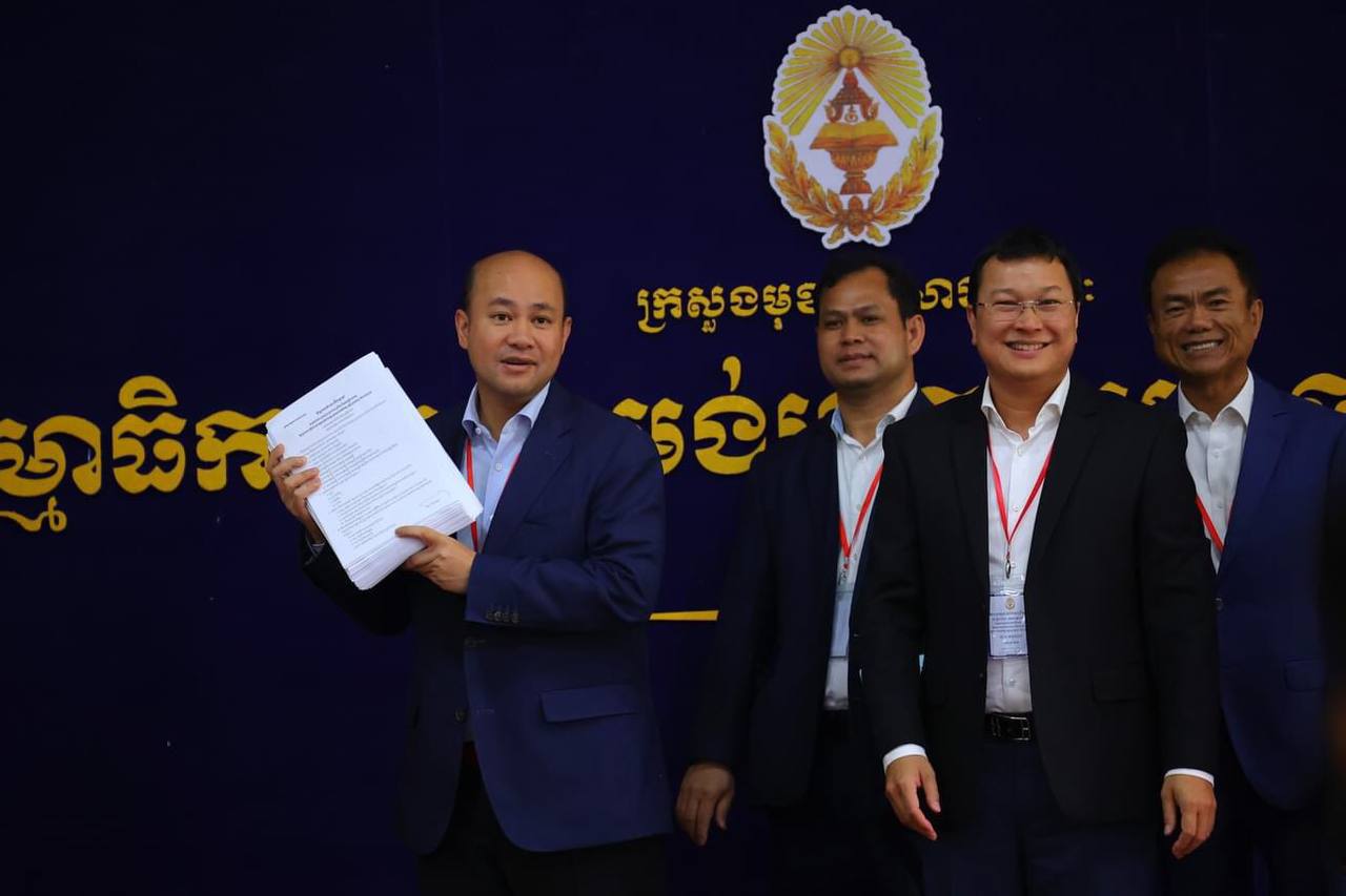 ឯកឧត្តមឧបនាយករដ្ឋមន្ត្រី ហ៊ុន ម៉ានី និងឯកឧត្តមរដ្ឋម ន្ត្រី ឌិត ទីណា បើកវិញ្ញាសាប្រឡងប្រជែងជ្រើសរើសមន្ត្រីរាជការ ចូលបម្រើការងារក្នុងក្របខណ្ឌក្រសួងកសិកម្ម រុក្ខាប្រមាញ់ និងនេសាទ
