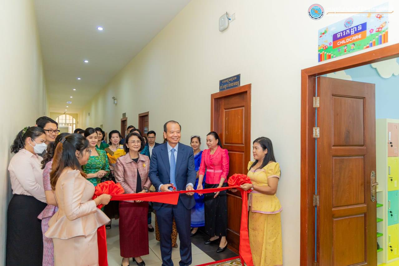 ឯកឧត្តម ជា វ៉ាន់ដេត និងលោកជំទាវកិត្តិបណ្ឌិត អ៉ឹង កន្ថាផាវី អញ្ជើញសម្ពោធបើកដំណើរការបន្ទប់ទារកដ្ឋាននៅទីស្តីការក្រសួងប្រៃសណីយ៍និងទូរគមនាគមន៍