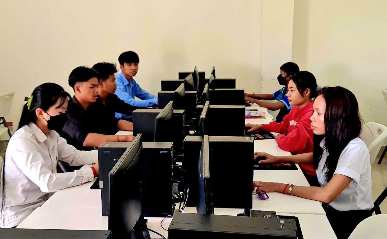យុវជនមកពីគ្រួសារក្រីក្រដែលទទួលការបណ្ដុះបណ្ដាលមុខជំនាញថ្លែងអំណរគុណដល់រាជរដ្ឋាភិបាល