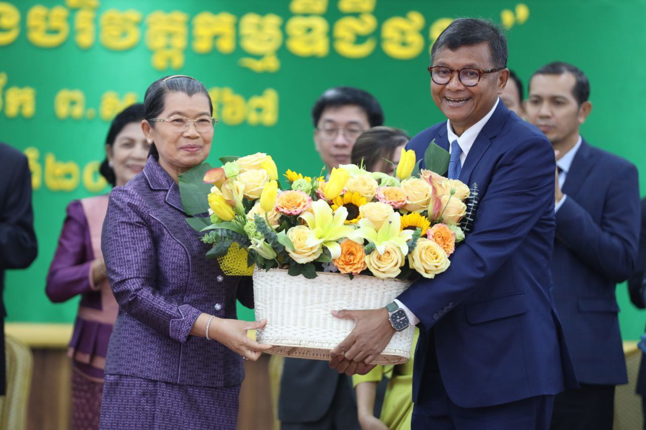 សម្តេច ម៉ែន សំអន គាំទ្រដល់ក្លឹបសរសេរកូដជាស្រ្តីដំបូងនៅកម្ពុជាដែលបានលេចចេញជារូបរាងឡើងនាពេលនេះ ស្របទៅនឹងការវិវឌ្ឍន៍បច្ចេកវិទ្យានាសម័យបច្ខុប្បន្ន