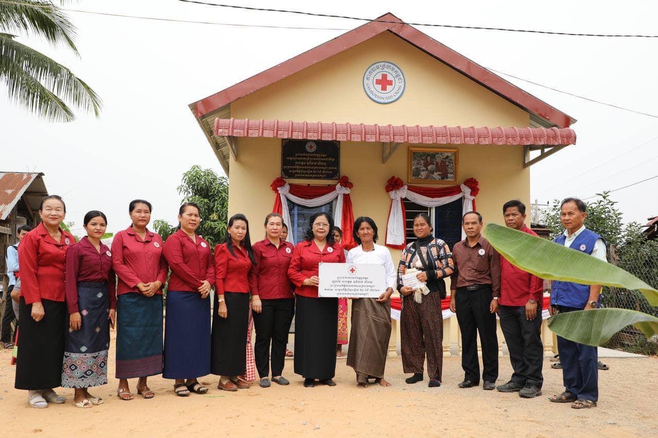 កាកបាទក្រហមកម្ពុជា ប្រគល់ផ្ទះ ២ខ្នង អណ្តូងទឹកស្អាត ៣ និងចែកអំណោយជូនប្រជាជនងាយរងគ្រោះបំផុត នៅស្រុកបន្ទាយអំពិល ខេត្តឧត្តរមានជ័យ