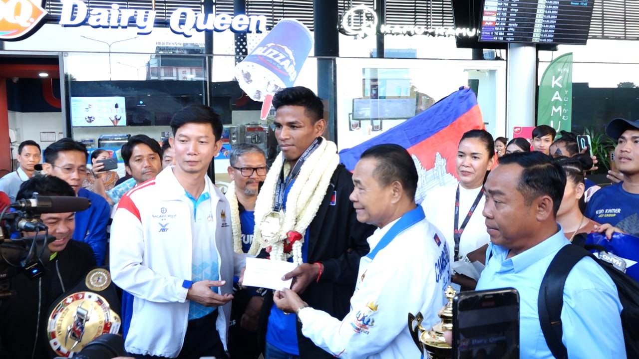 កីឡាករគុនខ្មែរ ឈឿន ល្វៃ ឈ្នះខ្សែក្រវាត់កម្រិតអន្តរជាតិ នៅទី ក្រុងហុងកុង