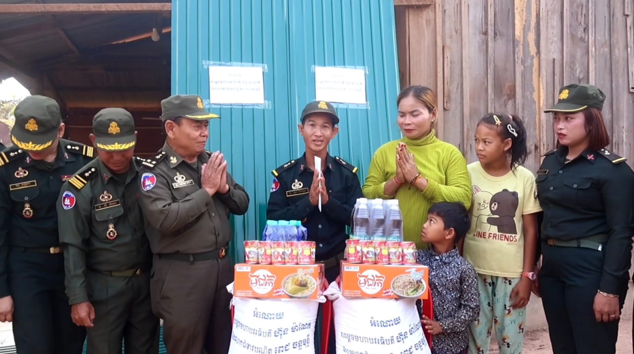 មេបញ្ជាការតំបន់ប្រតិបត្តិការសឹករងកំពង់ធំនាំអំណោយដ៏ថ្លៃថ្លារបស់សម្តេចធិបតី ហ៊ុន ម៉ាណែត និងលោកជំទាវបណ្ឌិត ទៅប្រគល់ ជូននាយទាហាន នៅស្រុកសន្ទុក