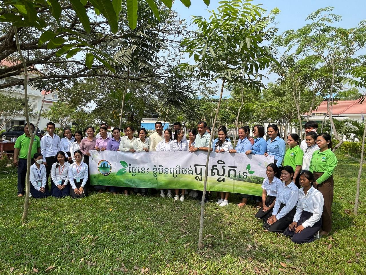គ្រូបង្រៀន និង សិស្សានុសិស្ស ការរួមគ្នាទប់ស្កាត់ ប្រើថង់បា្លស្ទិកនឹងជួយឱ្យបរិស្ថានស្អាត និងប្រទេសគ្មានការបំពុលដោយប្លាស្ទិក