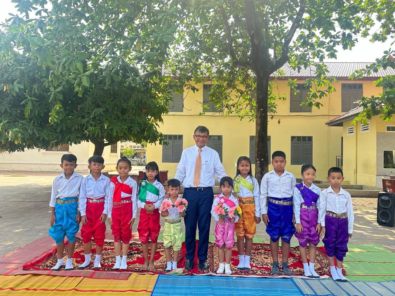 ឯកឧត្តមបណ្ឌិតសភាចារ្យ ហង់ជួន ណារ៉ុន អញ្ជើញពិនិត្យវឌ្ឍនភាពការរៀន និងបង្រៀន នៅអនុវិទ្យាល័យអនុវត្ត និងសាលាបឋមសិក្សាអនុវត្ត ក្នុងខេត្តបាត់ដំបង