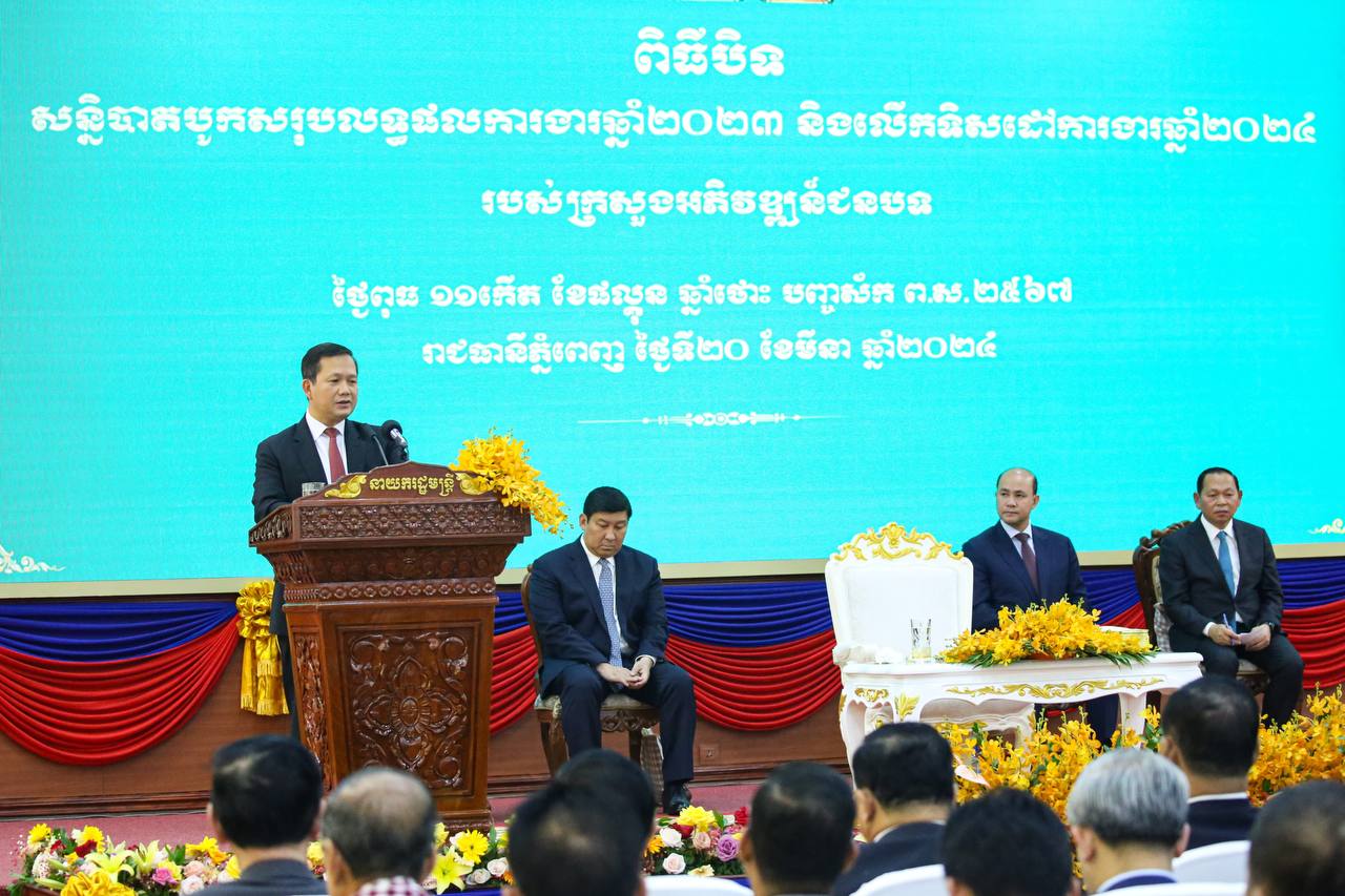 សម្តេចធិបតី ហ៊ុន ម៉ាណែត ណែនាំឲ្យគ្រប់ក្រសួង-ស្ថាប័នពាក់ព័ន្ធ ចូលរួមទប់ស្កាត់ ឱ្យបាន រាល់សកម្មភាព ដឹកជញ្ជូនលើសទម្ងន់កម្រិតកំណត់