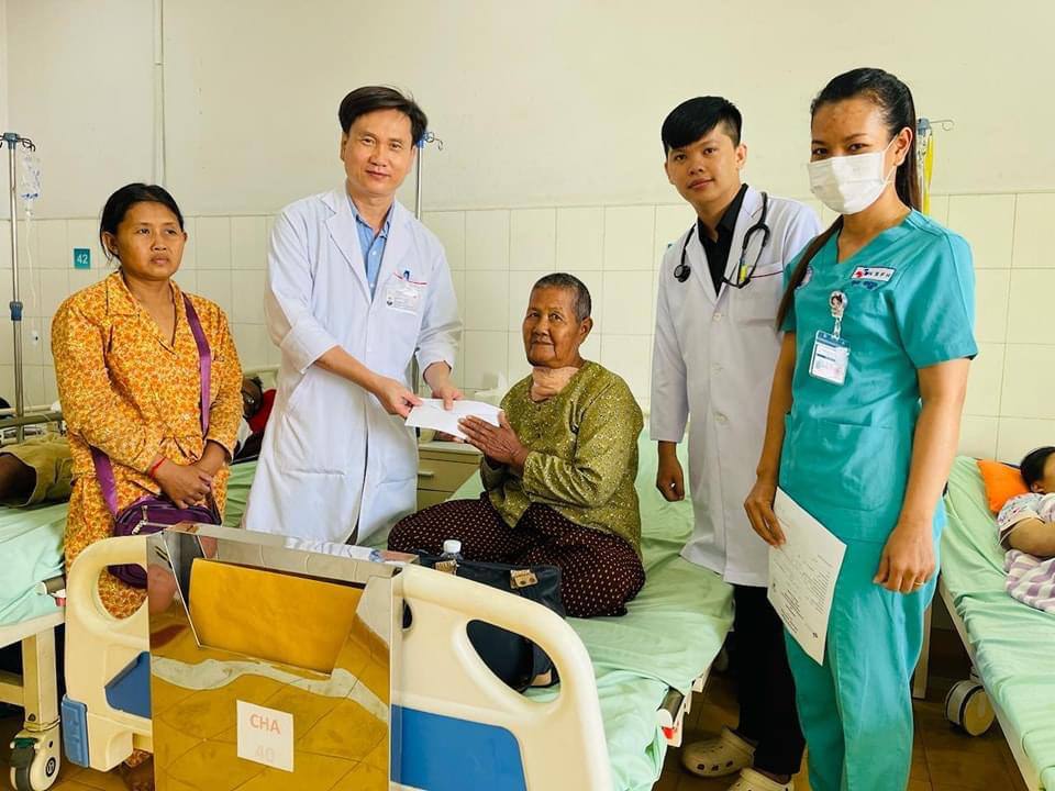 សម្តេចធិបតី និងលោកជំទាវបណ្ឌិត ចាត់ក្រុមគ្រូពេទ្យជំនាញវះកាត់យកចេញដុំសាច់នៅបំពង់ករបស់លោកយាយអាយុ ៧៤ឆ្នាំ