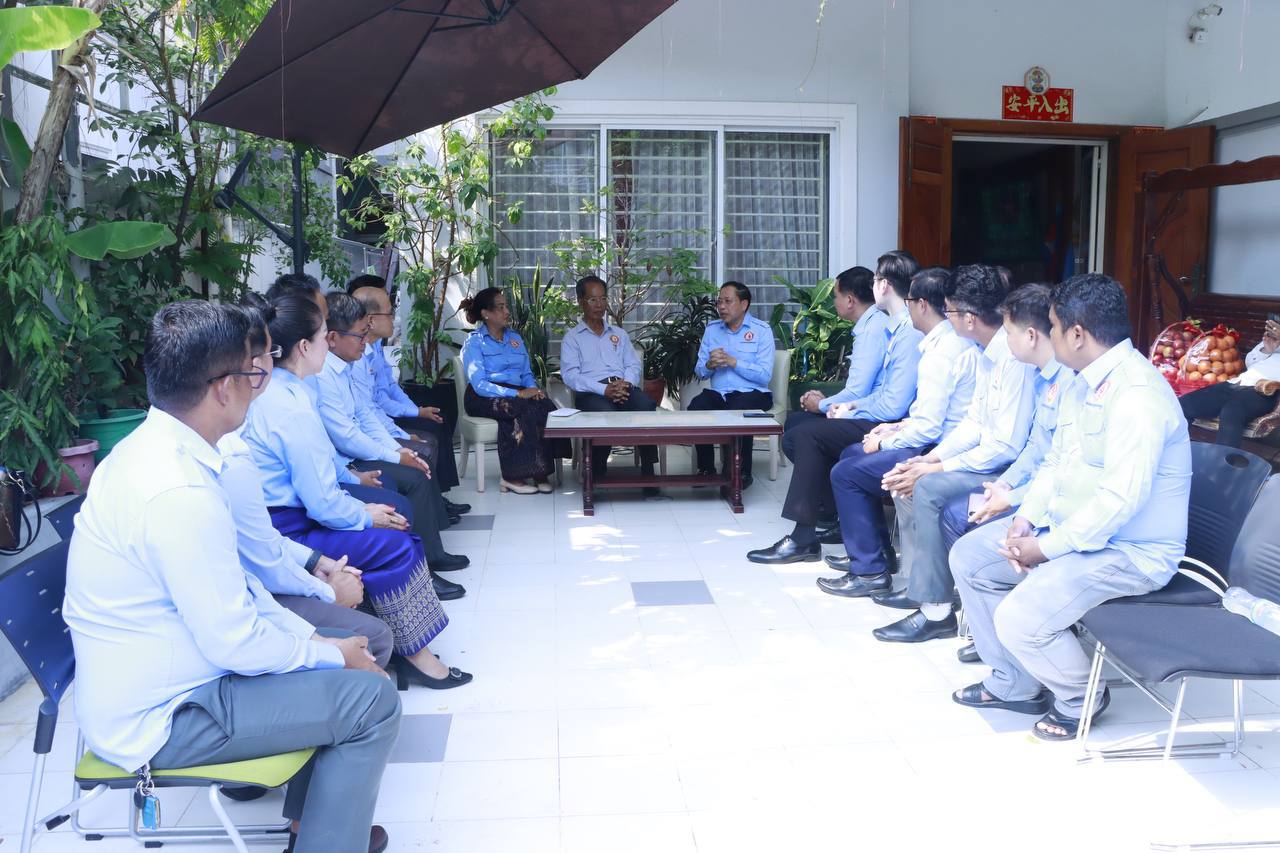 ប្រតិភូយុវជនគណបក្ស នាំយកវត្ថុអនុស្សាវរីយ៍បស់សម្តេចមហាបវរធិបតី ហ៊ុន ម៉ាណែត ជូនឯកឧត្តមបណ្ឌិតសភាចារ្យ រស់ ចន្ត្រាបុត្រ ដល់គេហដ្ឋាន
