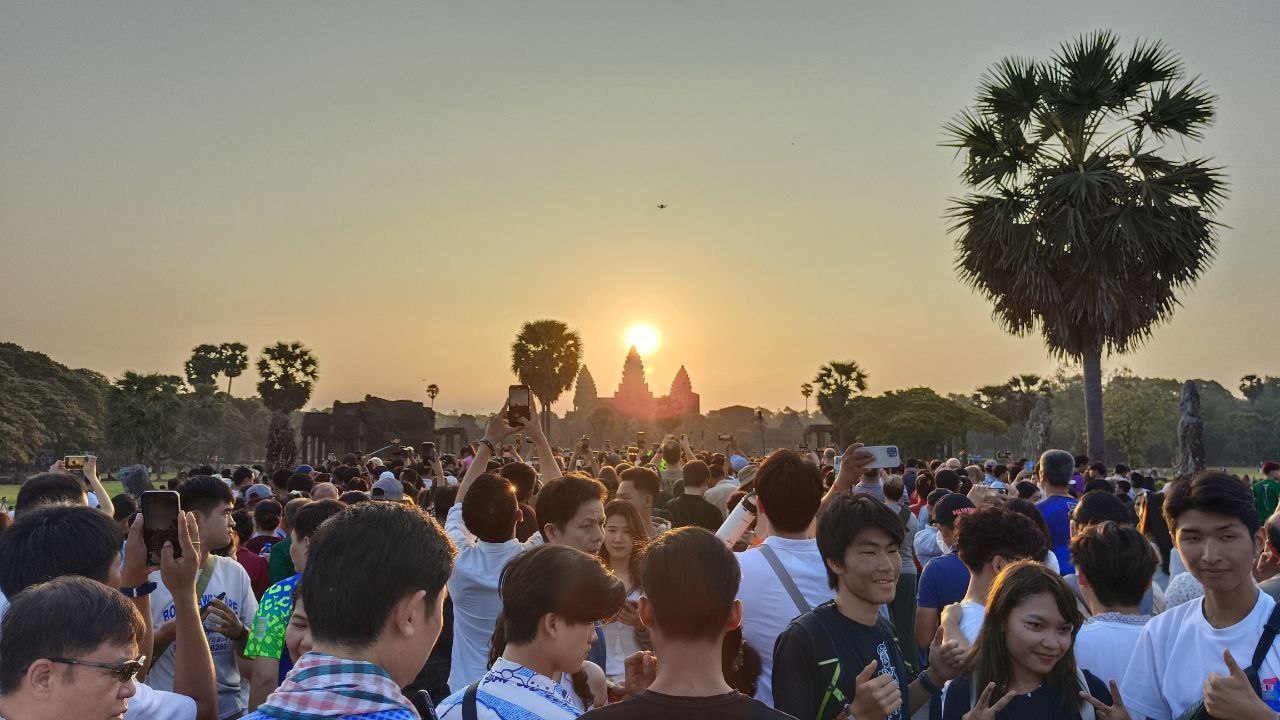 ទេសចរជាងមួយម៉ឺននាក់មកទស្សនាទិដ្ឋភាព សមរាត្រីនៅ ប្រាសាទអង្គរវត្ត