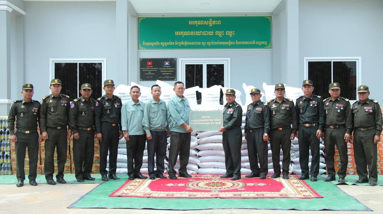 សម្ដេចធិបតី ហ៊ុន ម៉ាណែត ឧបត្ថម្ភស្បៀងអាហារ ជូនសមាគមអតីតយុទ្ធជនកម្ពុជាខេត្តកំពង់ធំ