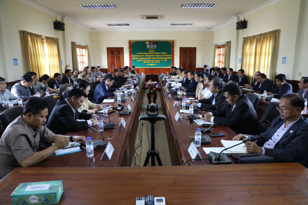 ឯកឧត្តមសន្តិបណ្ឌិត ឡូយ សុផាត ជំរុញឲ្យអាជ្ញាធរខេត្តបាត់ដំបង គិតគូរពីការអភិវឌ្ឍ ពង្រឹងសហគមន៍ និងបង្កើតការបណ្ដុះបណ្ដាលវិស័យកសិកម្ម