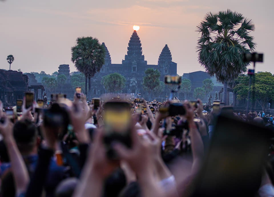 ព្រះអាទិត្យរះចំកំពូលប្រាសាទអង្គរវត្តពីរថ្ងៃអង្រួនដួងចិត្តអ្នកទេសចររាប់ម៉ឺននាក់