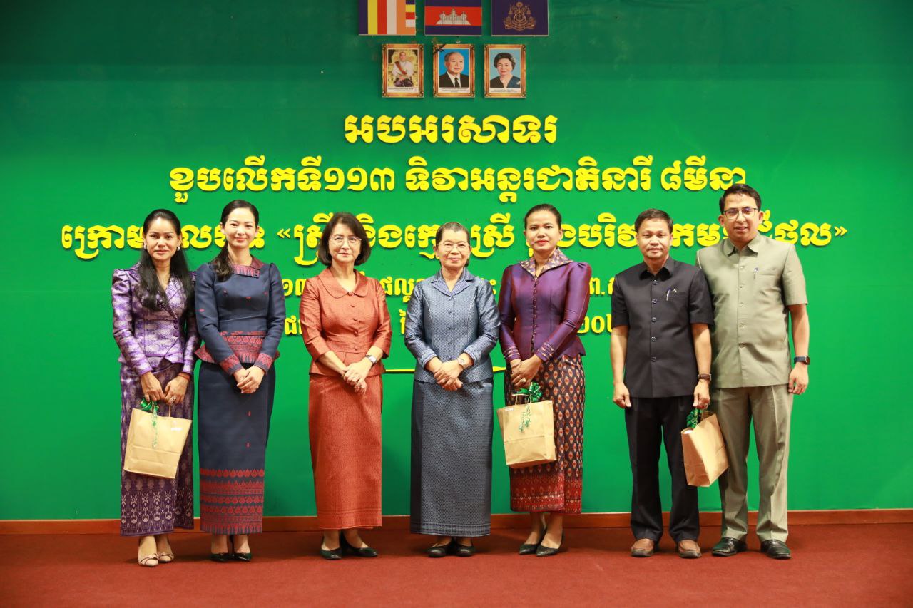 សម្តេចកិត្តិសង្គហបណ្ឌិត ម៉ែន សំអន កោតសសើរនារី ក្នុងសេដ្ឋកិច្ចក្រៅប្រព័ន្ធ បានចូល រួម ចំណែកយ៉ាងសំខាន់ក្នុងកិច្ចអភិវឌ្ឍជាតិ
