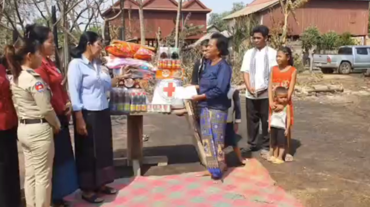 សាខា និងឣនុសាខា បាននាំយកអំណោយមនុស្សធម៌ទៅប្រគល់ជូនដល់គ្រួសាដែលរងគ្រោះដោយភ្លើងឆេះផ្ទះ