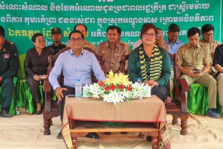 ប្រជាពលរដ្ឋជួបការលំបាកចំនួន១៥៣គ្រួសារនៅស្រុកអណ្តូងមាស បានទទួលអំណោយរបស់រាជរដ្ឋាភិបាល