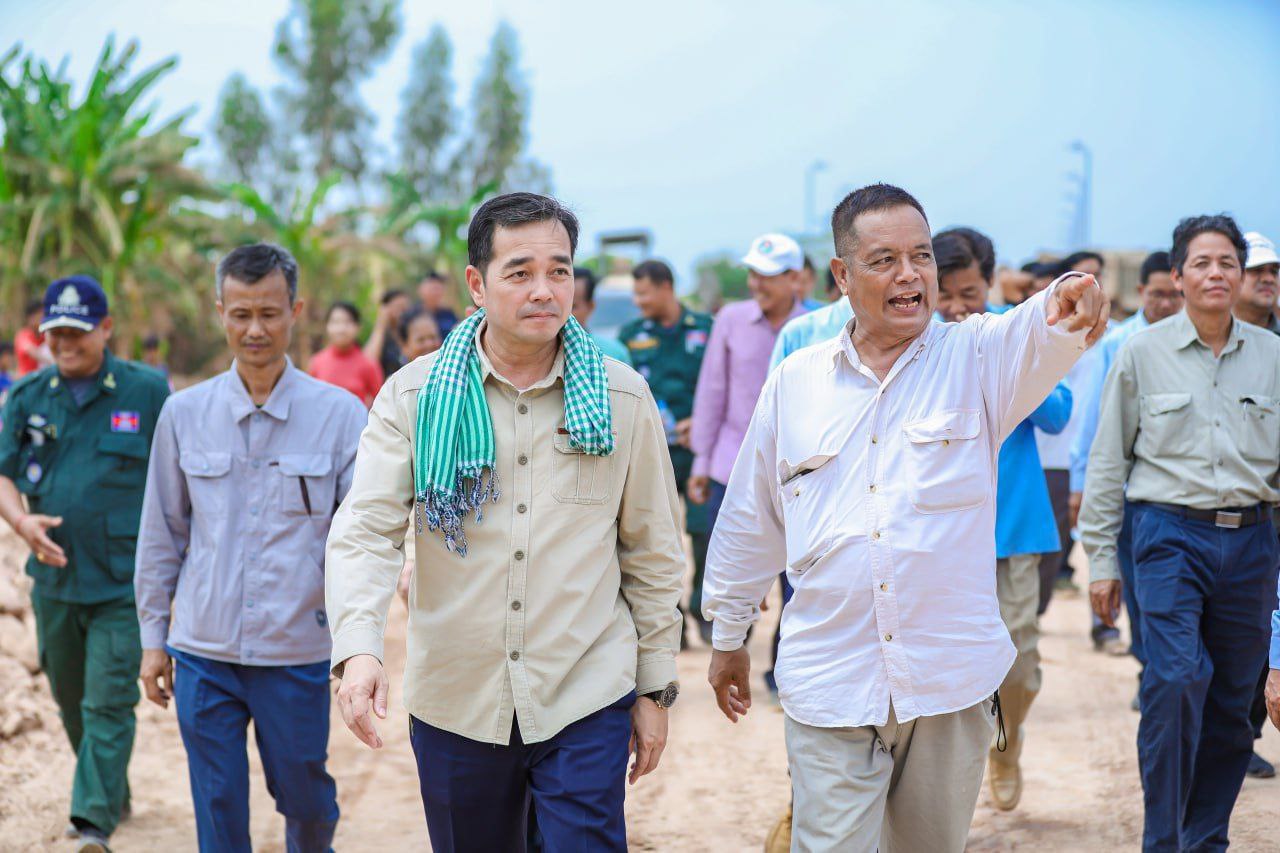 អភិបាលខេត្តកំពង់ចាមអញ្ជើញពិនិត្យការសាងសង់ផ្លូវក្រាលកៅស៊ូនៅស្រុកកងមាស