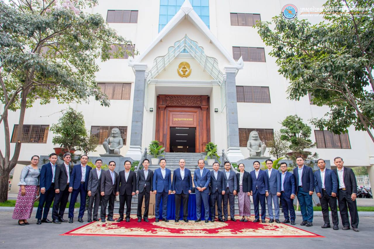 ក្រសួងប្រៃសណីយ៍ និងទូរគមនាគមន៍ ប្រគល់កុំព្យូទ័រចំនួន ២៤២ គ្រឿង ជូនក្រសួងមុខងារសាធារណៈ