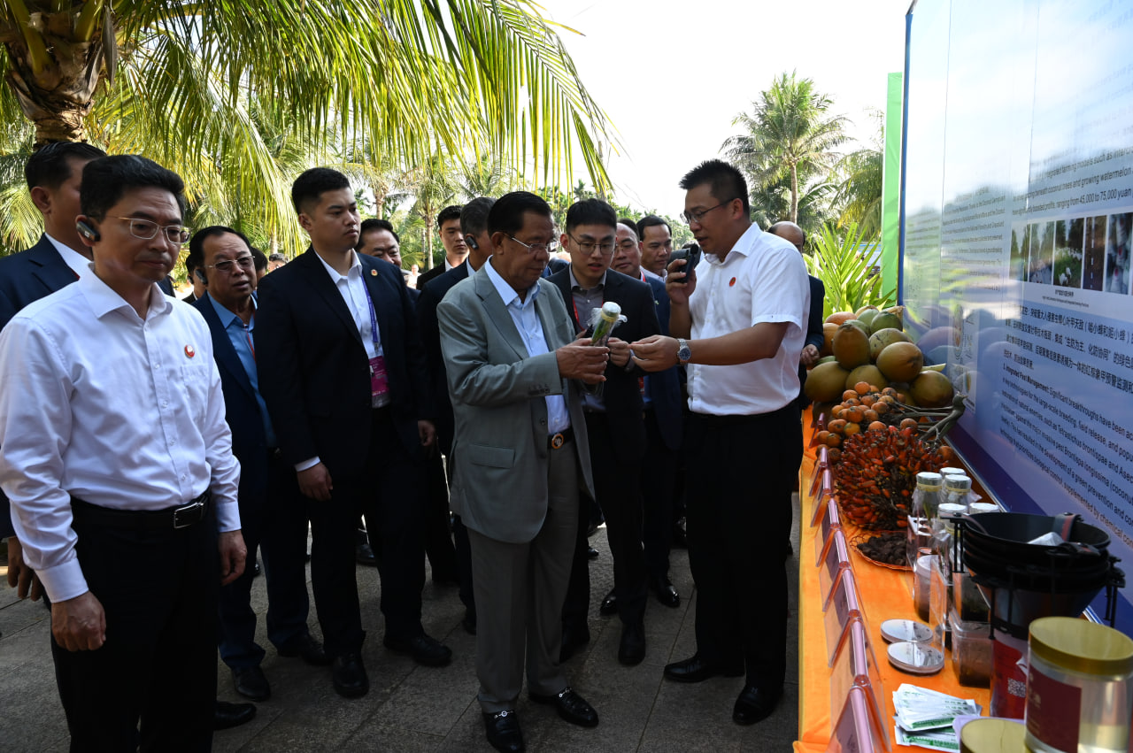 សម្តេចតេជោ ហ៊ុន សែន អញ្ជើញទស្សនកិច្ចបណ្ឌិតសភាវិទ្យាស្ថានកសិកម្មត្រូពិក និងទីក្រុងអវកាសអន្តរជាតិវិនឆាង ខេត្តហៃណាន ប្រទេស ចិន