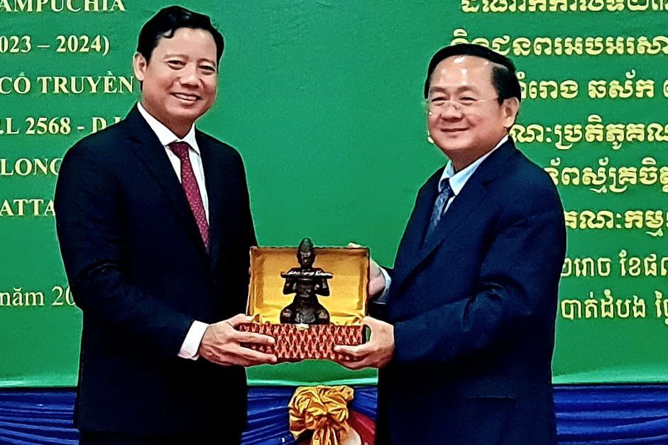ខេត្តឡុងអានស្វែងរកការពង្រឹងកិច្ចសហការជាមួយខេត្តបាត់ដំបង លើការរុករកអដ្ឋិធាតុកងទ័ពស្ម័គ្រចិត្តវៀតណាម