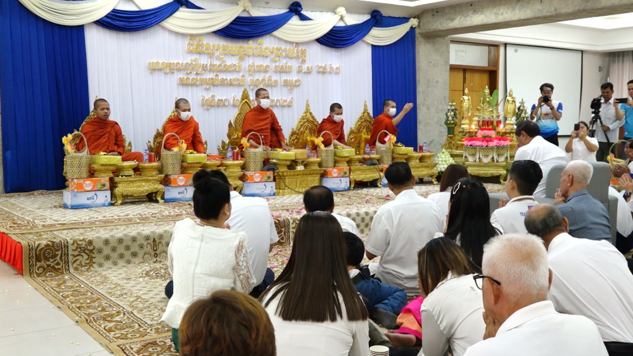 គណៈកម្មាធិការជាតិអូឡាំពិកកម្ពុជាសូត្រមន្ដលើករាសី ជួបសំណេះ សំណាលនិងផ្ដល់អំណោយដល់ព្រឹទ្ធាចារ្យកីឡា