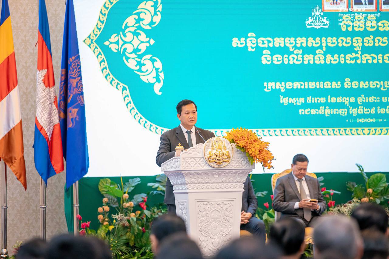សម្តេចធិបតី ផ្តល់អនុសាសន៍ និងការវិភាគដ៏ស៊ីជម្រៅលើបញ្ហាប្រឈមនានាដែលសកលលោកកំពុងជួបប្រទះ និងផលបច្ច័យនៃភាពតានតឹងភូមិសាស្ត្រនយោបាយដល់ក្រសួងការបរទេស
