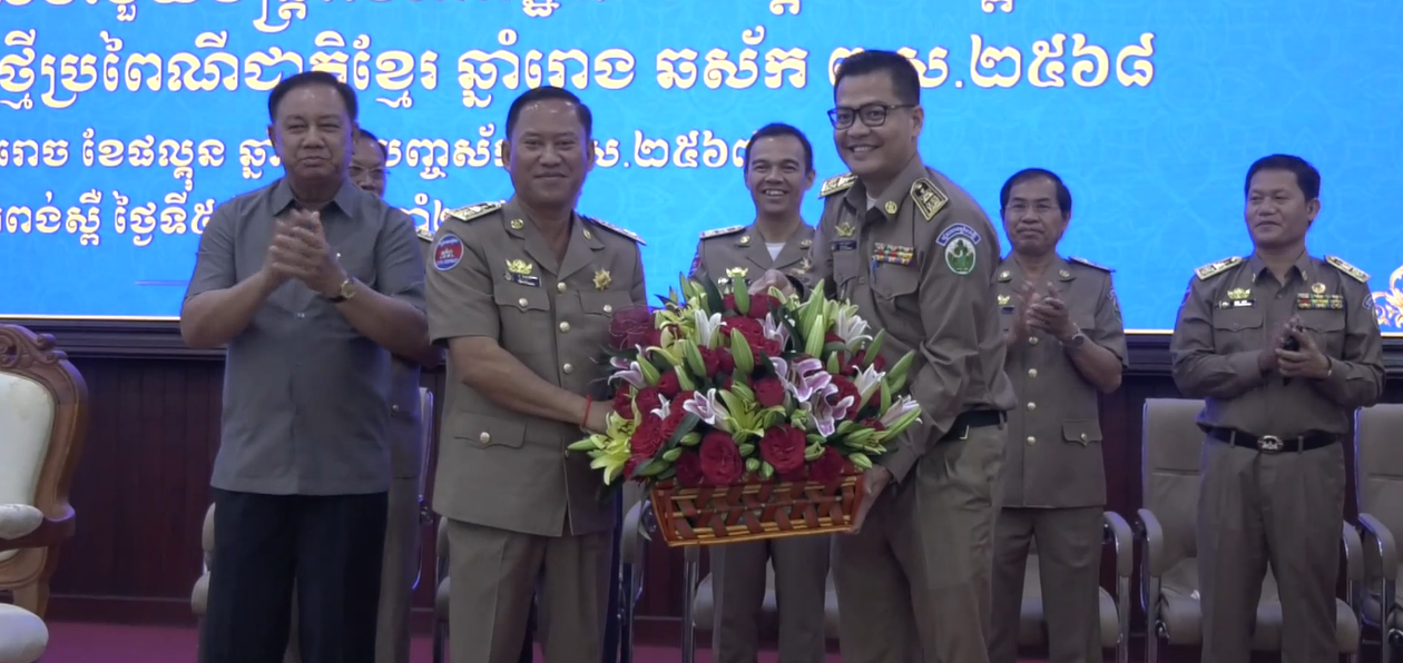 អភិបាលខេត្តកំពង់ស្ពឺរំលឹកដល់មន្ត្រីឱ្យបន្តពង្រឹងការងារបម្រើសេវាជូនពលរដ្ឋឱ្យកាន់តែប្រសើរ