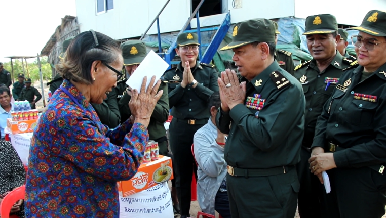ប្រធានសមាគមអតីតយុទ្ធជនកម្ពុជា ខេត្តកំពង់ធំ នាំយកអំណោយសម្ដេចធិបតី ហ៊ុន ម៉ាណែត និង លោកជំទាវ ទៅជូនក្រុមគ្រួសារអតីតយុទ្ធជន ក្នុងឱកាសបុណ្យបុណ្យចូលឆ្នាំថ្មី