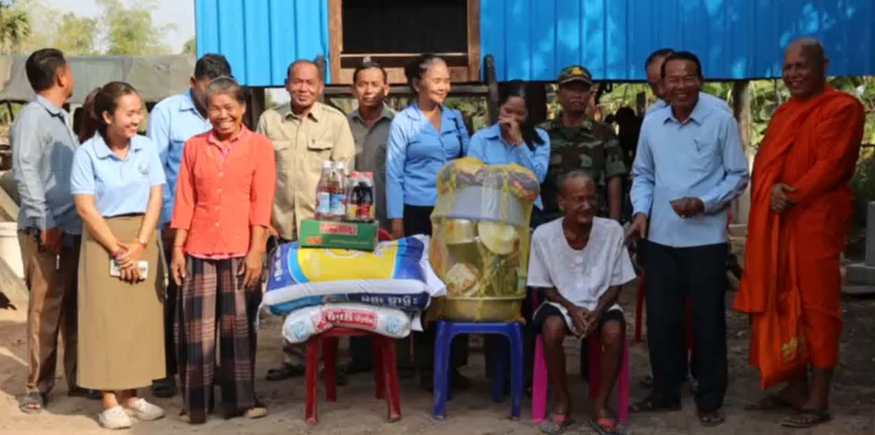 អភិបាលស្រុកស្ទោង អញ្ជើញប្រគល់ផ្ទះថ្មីជូនគ្រួសារដែលត្រូវអគ្គិភ័យឆេះផ្ទះកាលពីខែមុន