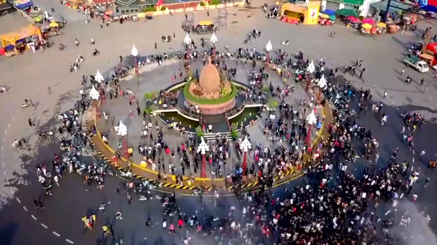 កម្មវីធីកំពតសង្ក្រាន្ត ទាក់ទាញអ្នកដើរកម្សាន្តដល់យប់ជ្រៅ
