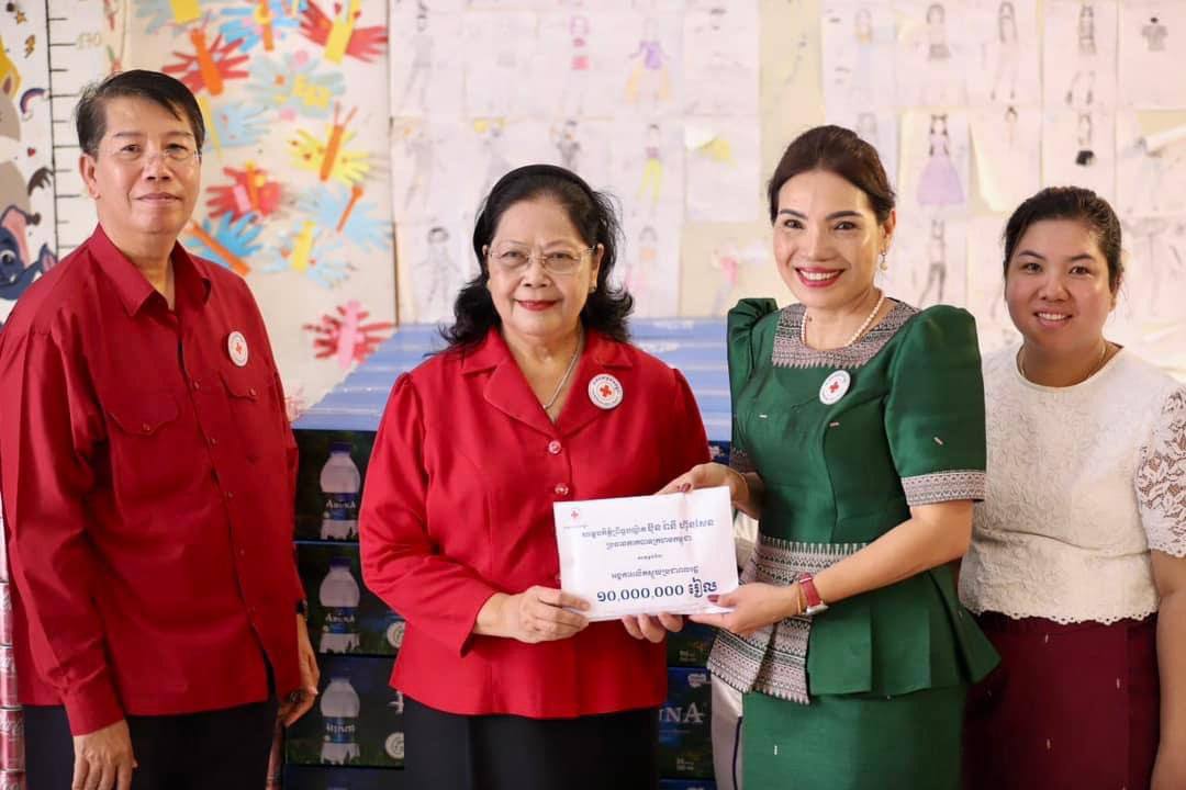 អង្គការលើកស្ទួយប្រជាពលរដ្ឋ ទទួលអំណោយមនុស្សធម៌ ជាលើកទី១២ ពីកាកបាទក្រហមកម្ពុជា