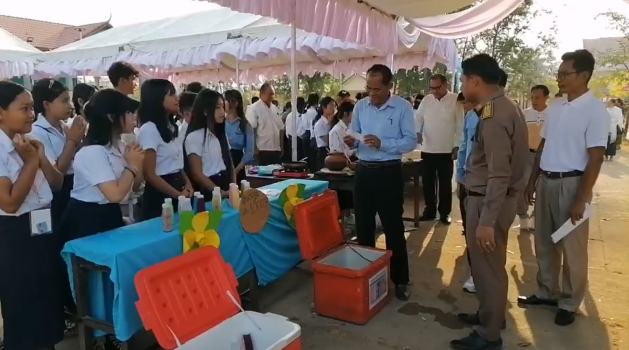 ពិព័រណ៍ស្នាដៃសិស្ស និងសង្ក្រាន្តឆ្នាំថ្មី នៅវិទ្យាល័យ ព្រះបាទសុរាម្រឹតក្រុងកំពង់ឆ្នាំង
