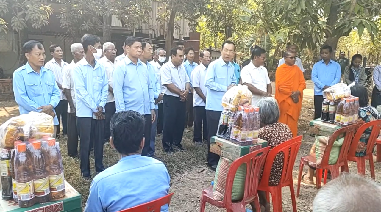 រដ្ឋបាលស្រុកបារាយណ៍ បាននាំយកអំណោយទៅប្រគល់ជូនដល់គ្រួសារមានជីវភាពខ្វះខាត១០គ្រួសារ