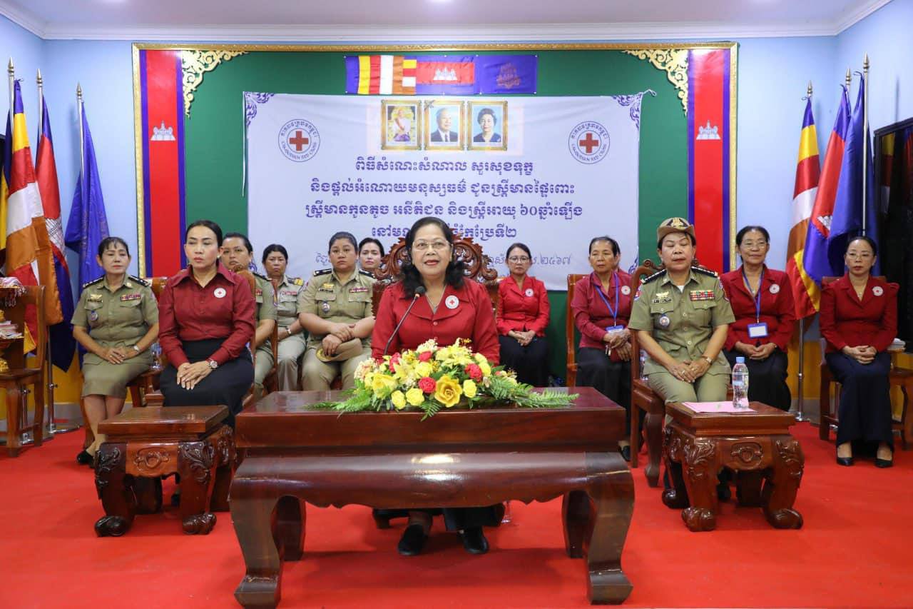 សម្តេចកិត្តិព្រឹទ្ធបណ្ឌិត ប៊ុន រ៉ានី ហ៊ុនសែន ចាត់មន្ត្រីចុះសួរសុខទុក្ខ ផ្ញើក្តីអាណិតស្រឡាញ់ និងផ្តល់ការអប់រំផ្លូវចិត្តដល់ស្ត្រី នៅមណ្ឌលអប់រំកែប្រែទី២