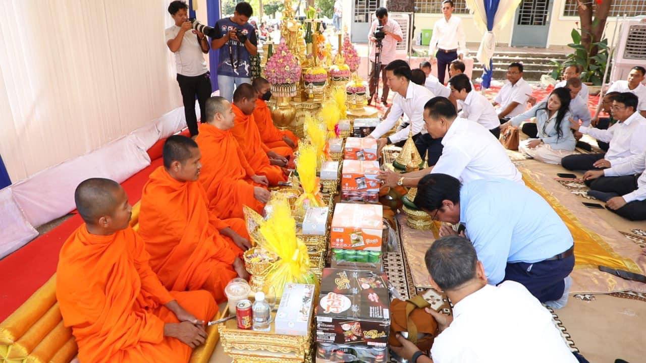 ថ្នាក់ដឹកនាំ មន្ដ្រី និងគណៈកម្មការបច្ចេកទេស សហព័ន្ធប្រដាល់គុនខ្មែរ សូត្រមន្ដក្នុងឱកាសឆ្នាំថ្មីប្រពៃណីជាតិ