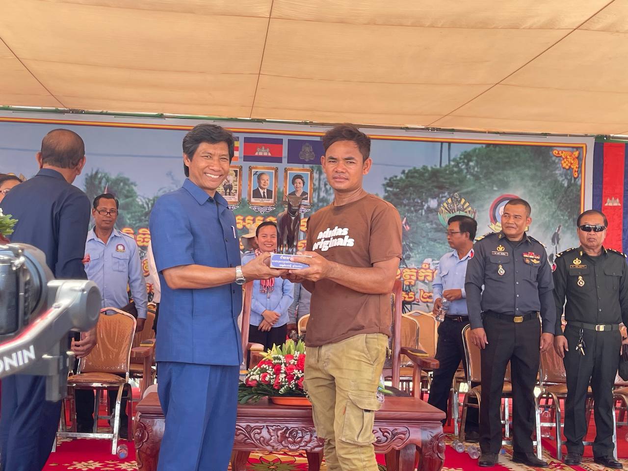 ប្រណាំងរទេះសាឡីគោលឿន នៅខេត្តកំពង់ស្ពឺ ឆ្នាំនេះមានរទេះគោចំនួន ៥០ចូលរួមនិងបានទទួលការចាប់អារម្មណ៍កាន់តែច្រើនពីពលរដ្ឋកម្ពុជា