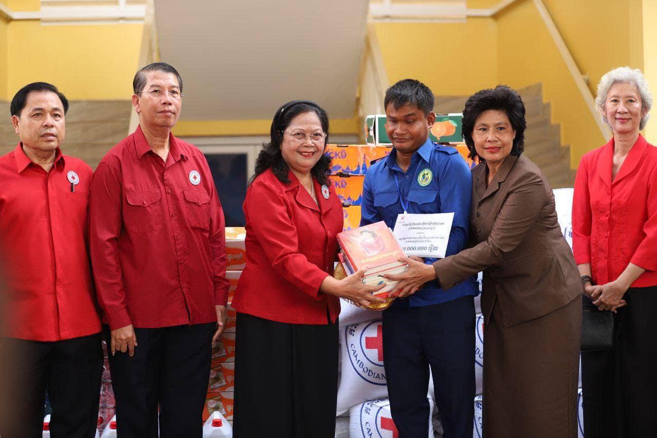 ជនមានពិការភាព ៣៥០នាក់ ទទួលអំណោយមនុស្សធម៌ កាកបាទក្រហមកម្ពុជា ក្នុងឱកាសបុណ្យចូលឆ្នាំថ្មីប្រពៃណីជាតិខ្មែរ