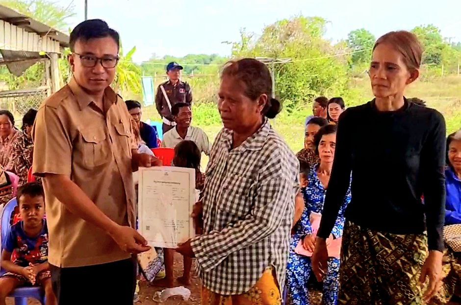 ប្រទានកម្មដីរបស់រដ្ឋ ជូនបងប្អូនពលរដ្ឋដែលរស់នៅ អាស្រ័យ ផលចំនួន២៧គ្រួសារ