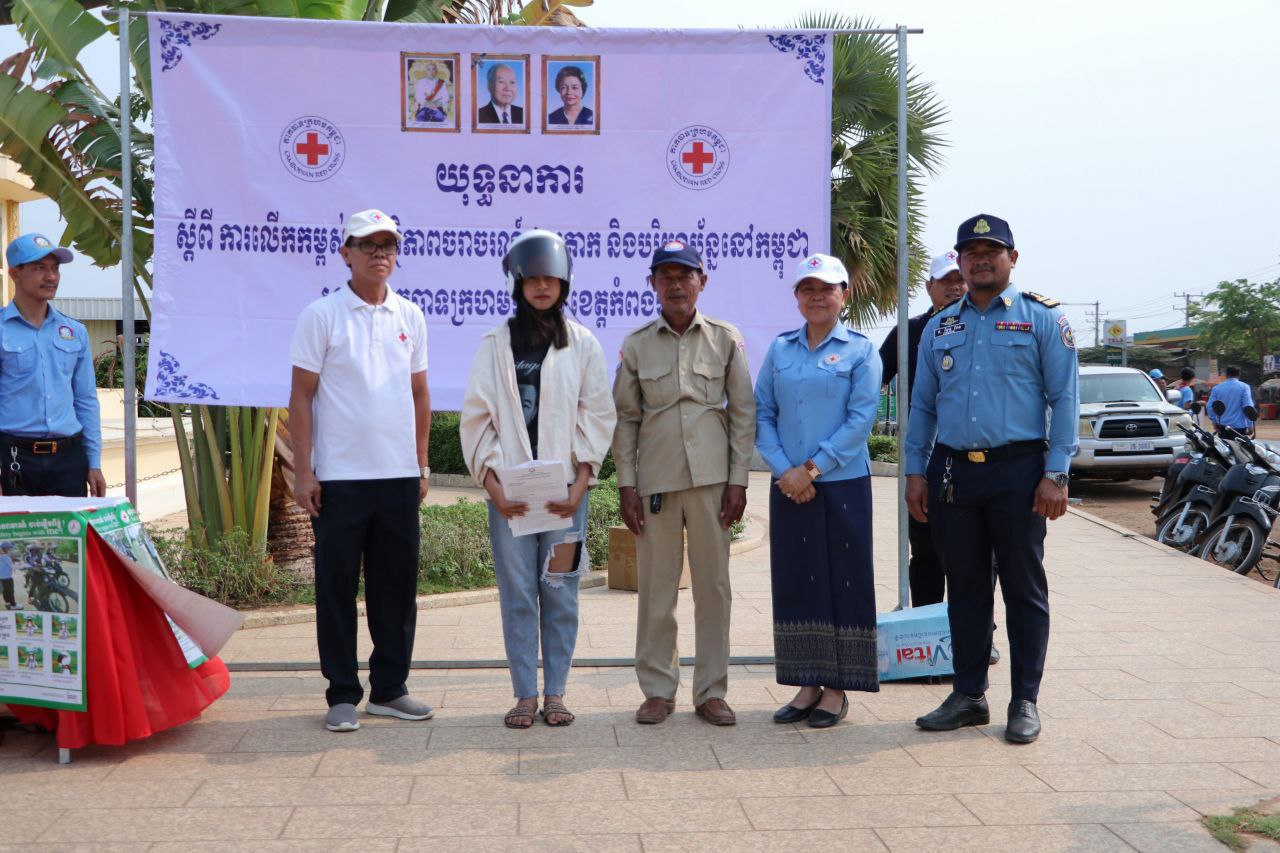 សាខាកាកបាទក្រហមកម្ពុជាខេត្តកំពង់ធំ និងមន្ទីរ សាធារណការ ផ្សព្វផ្សាយស្តីពីច្បាប់ចរាចណ៍ផ្លូវគោក