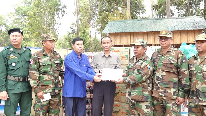 អភិបាលខេត្តស្ទឹងត្រែង អញ្ជើញសួរសុខទុក្ខ និងនាំយកអំណោយជូនដល់កងទ័ព-នគរបាល នៅតាមបណ្តោយព្រំដែនកម្ពុជា-ឡាវ