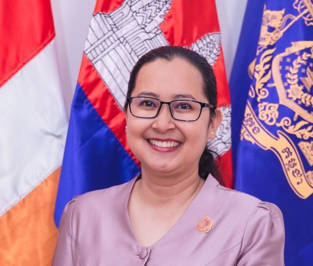 សិស្សខ្មែរញៀនលេងទូរសព្ទគេចថ្នាក់ សាលារៀនដាក់បម្រាមហាមយកទូរសព្ទចូល