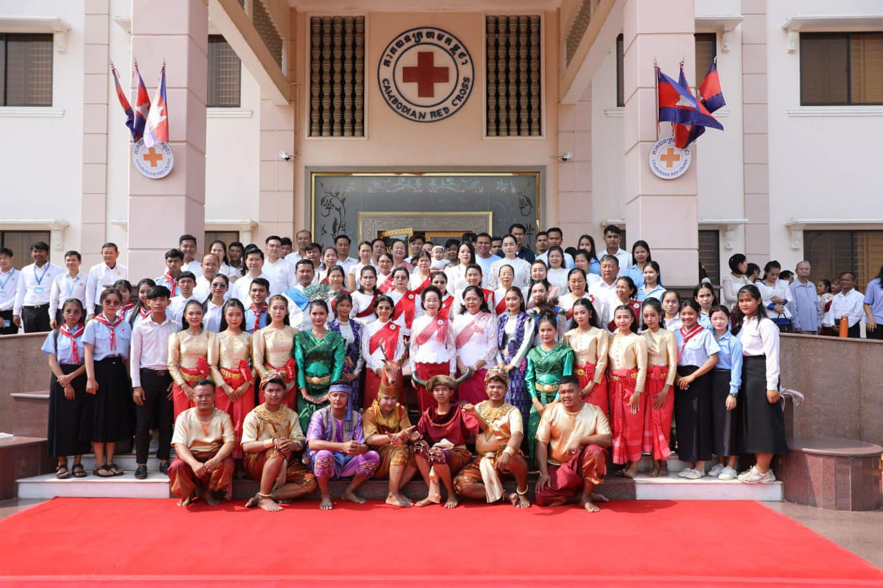 កាកបាទក្រហមកម្ពុជា ប្រារព្ធពិធីសូត្រមន្ត រាប់បាត្រប្រគេនព្រះសង្ឃ និងសម្ដែងរបាំត្រុដិ ក្នុងឱកាសបុណ្យចូលឆ្នាំថ្មីប្រពៃណីជាតិខ្មែរ