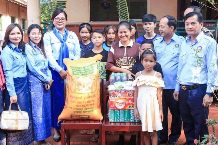 អនុប្រធានប្រតិបត្តិសហភាពសហព័ន្ធយុវជនកម្ពុជាខេត្តរតនគិរី ចុះសួរសុខទុក្ខ និងនាំយកអំណោយផ្ទាល់ជូនភូមិកុមារកំព្រា