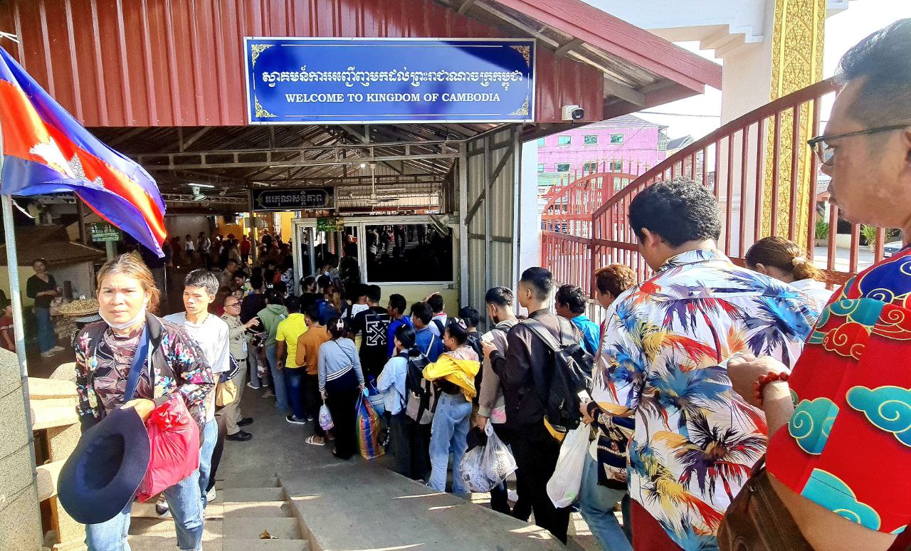 ពលករខ្មែរជាង៥ម៉ឺននាក់បានត្រឡប់មកចូលឆ្នាំថ្មីនៅស្រុកកំណើត តាមច្រកទ្វារព្រំដែនអន្តរជាតិនៃខេត្តបាត់ដំបង