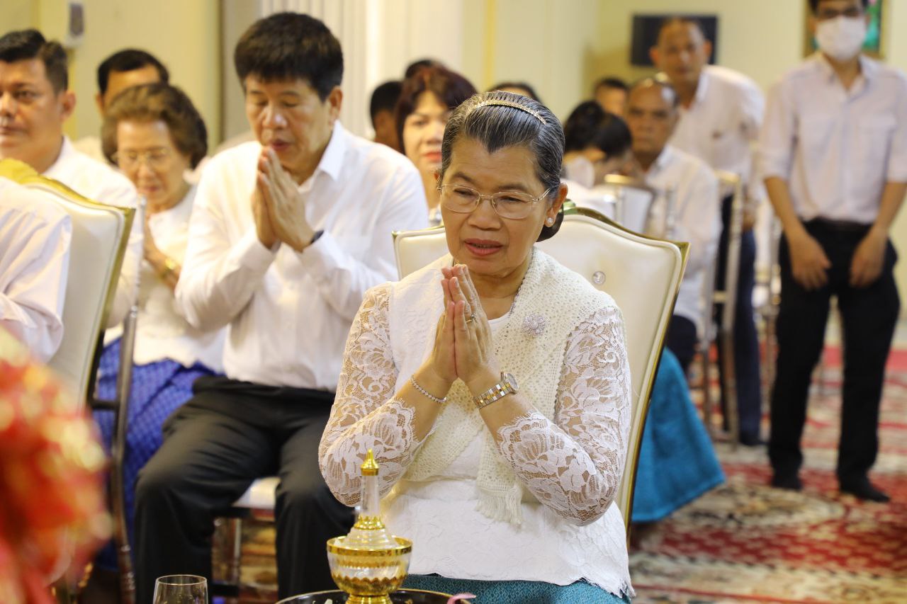 សម្តេច ម៉ែន សំអន និមន្តព្រះសង្ឃចម្រើនព្រះបរិត្ត នៅក្រុម ប្រឹក្សាជាតិរណសិរ្សសាមគ្គីអភិវឌ្ឍន៍ មាតុភូមិកម្ពុជា