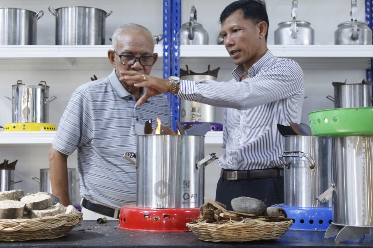 ខ្មែរ-ហូឡង់ ដាក់ទុនពីរលានដុល្លារផលិតចង្ក្រានដុតអុសទំនើប គ្មានផ្សែង