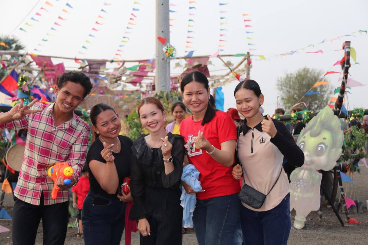សង្ក្រាន្តអូររាំងឪ នៅទន្លេស្ងួត ក្នុងថ្ងៃទី២នៃពិធីបុណ្យចូលឆ្នាំខ្មែរ ប្រជាពលរដ្ឋសប្បាយរីករាយយ៉ាងកុះករ ក្រោមម្លប់នៃសុខសន្តិភាព