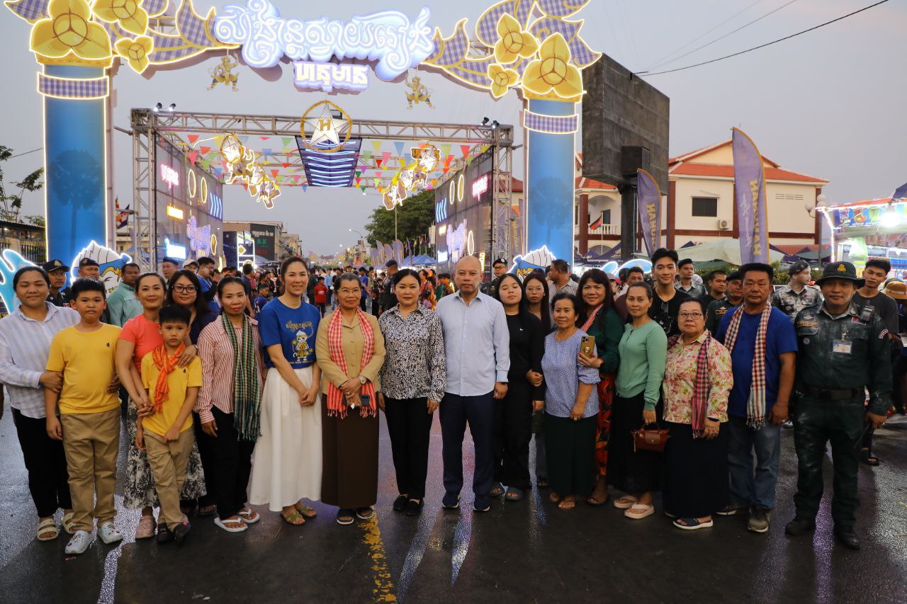សម្តេចម៉ែន សំអន អញ្ជេីញពិនិត្យការជួបជុំសប្បាយរីករាយរបស់បងប្អូន ប្រជាពលរដ្ឋ នៅតាមវត្តអារាម ដែលមានការរៀបចំសង្ក្រាន្ត នៅខេត្តស្វាយរៀង